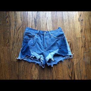 Patched wedgie Levi shorts